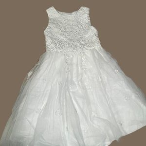 Brand New  Adorable white  lace/tulle flower girl dress with detachable bow SZ 6